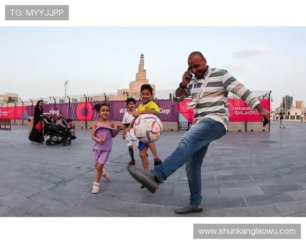 四大足球球星童年成长记：从街头到赛场的奋斗历程