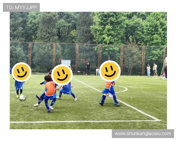 小男孩与足球巨星亲密握手瞬间展现梦想与激情的力量