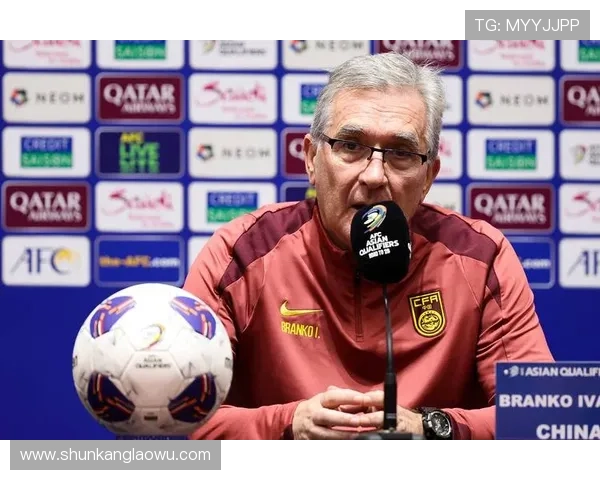 足球场上被拉出场的球星背后真相 揭示他们的困境与职业压力